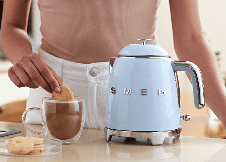 Bouilloire_electrique_bleuciel_SMEG_0_8_L_Retro_Annees_50_Maison_H_Luxury
