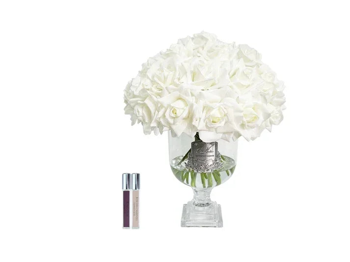 Composition Côte Noire d’un raffinement pur : roses blanches ultra réalistes, scellées dans un gel limpide via un vase élégant. Parfum d’ambiance inclus. Le luxe floral dans toute sa délicatesse.