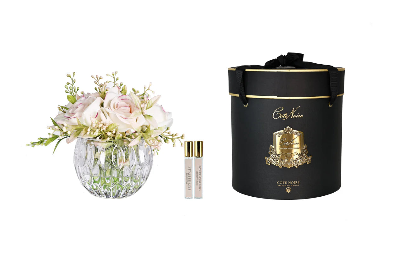 Un bouquet Côte Noire d’un raffinement rare : roses ivoire et lys au toucher naturel, présentés dans un vase en verre et délicatement parfumés. &nbsp;
Un objet floral durable qui sublime l’art de vivre à la française.