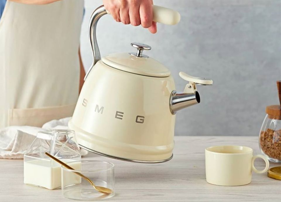 bouilloire-sifflante_Maison_H_luxury_SMEG_Creme 