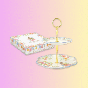 Plat à gâteau à deux étages en porcelaine, présenté dans un coffret coloré.