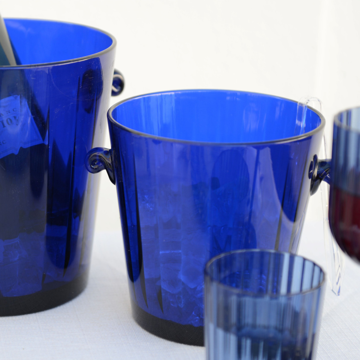 Seau à glaçons bleu avec pince 2,3 L — mise en situation 2