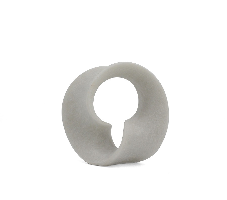 Sculpture en résine blanche mate en forme d'anneau ouvert