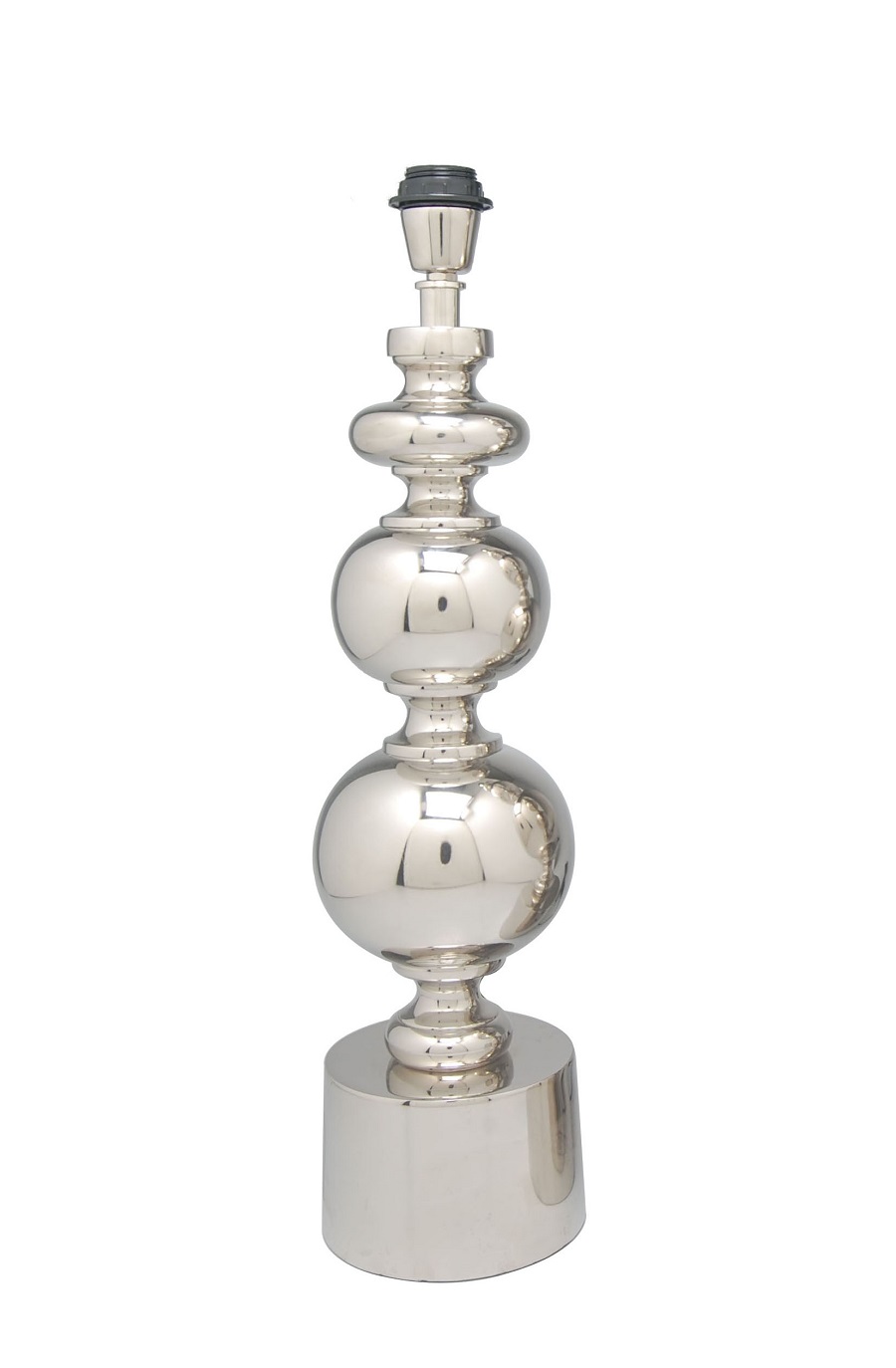 Seau à champagne cannelé en nickel à anse de cuir garni d'un bouquet de renoncules blanches et d'eucalyptus, à côté d'un plateau miroir portant deux carafes ambre