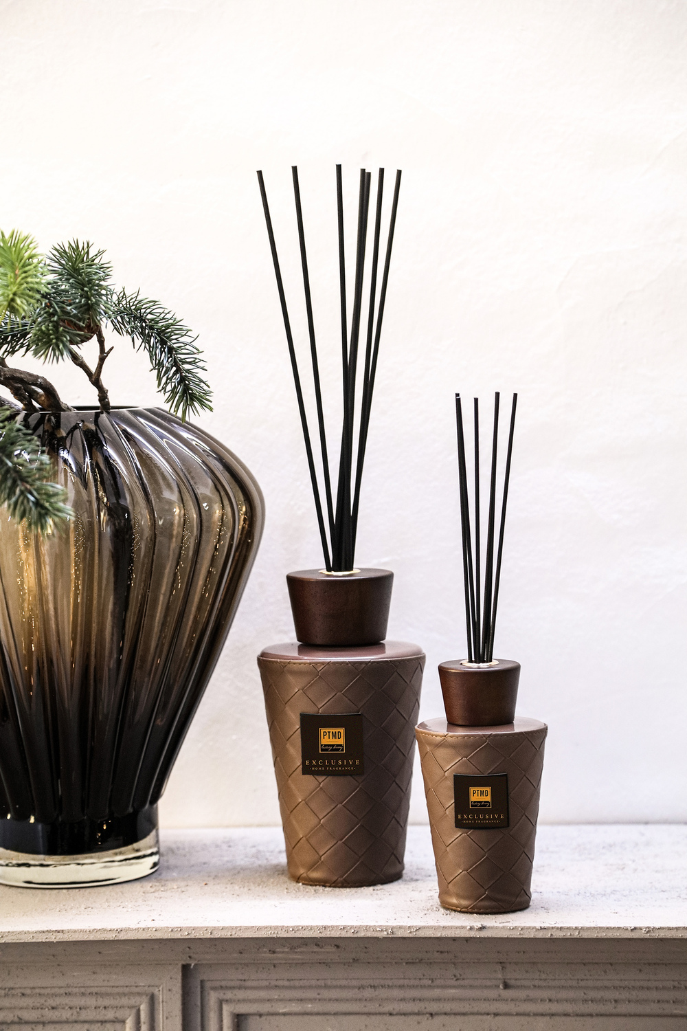 Diffuseurs PTMD Oak Blackcurrant en situation, grand et petit format