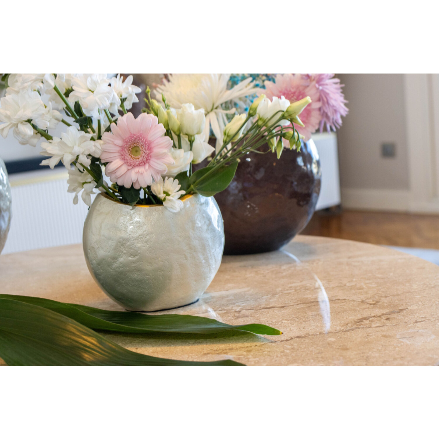 Vase boule blanc nacré 12,5 cm, mise en situation 2